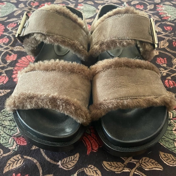 Aerosoles Fur Sandal. Size 8 - Picture 1 of 4